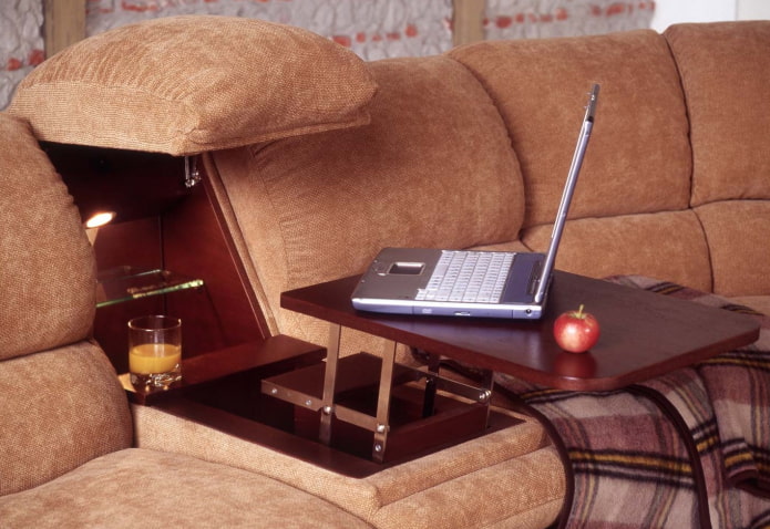 mesa extraíble integrada en una silla