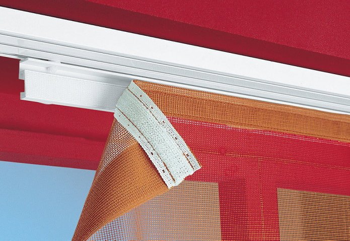 Fijación de cortinas a la cornisa