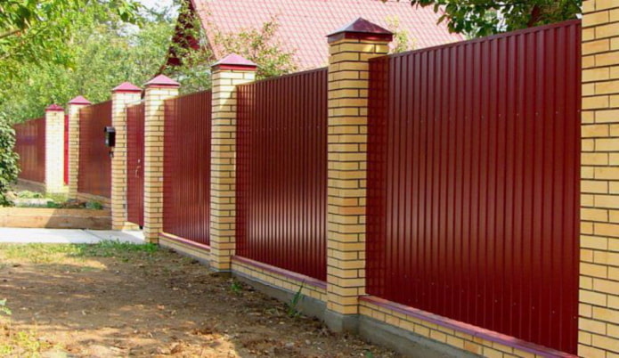 Valla de chapa ondulada con columnas de ladrillo