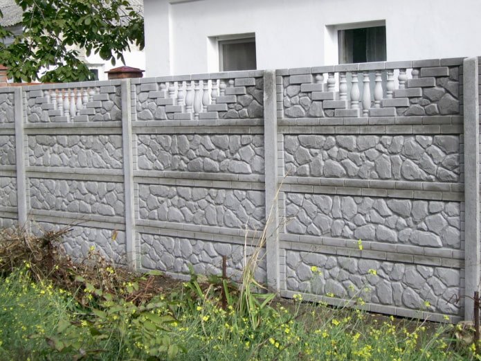 valla de hormigón bajo una piedra