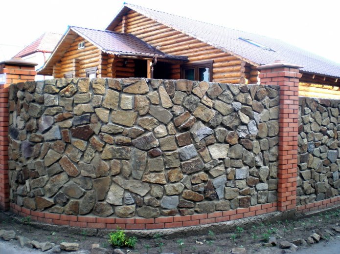 Valla de piedra y ladrillo