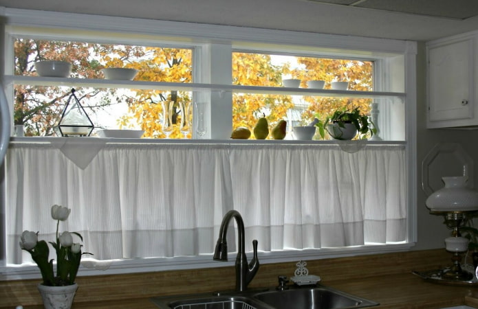Cortinas en una cornisa