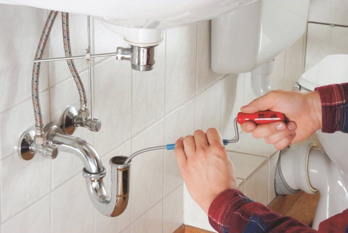 limpieza de tuberías en el baño
