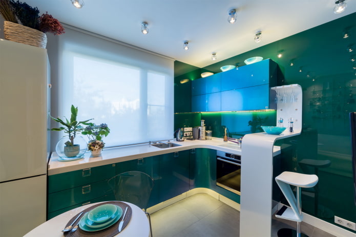 diseño de cocina en tonos azul verdosos