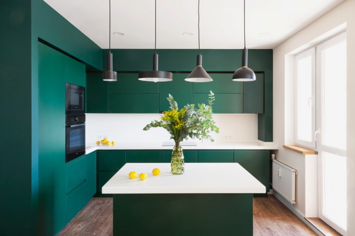 diseño de cocina en tonos verde oscuro