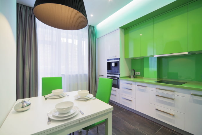 diseño de cocina en tonos blancos y verdes