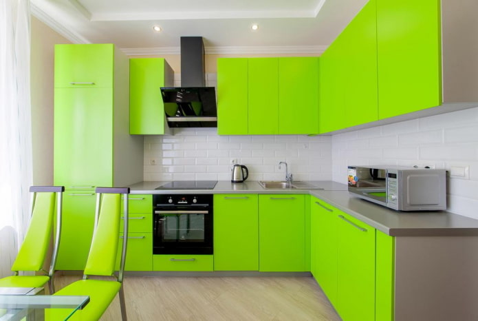 diseño de cocina en tonos verdes brillantes