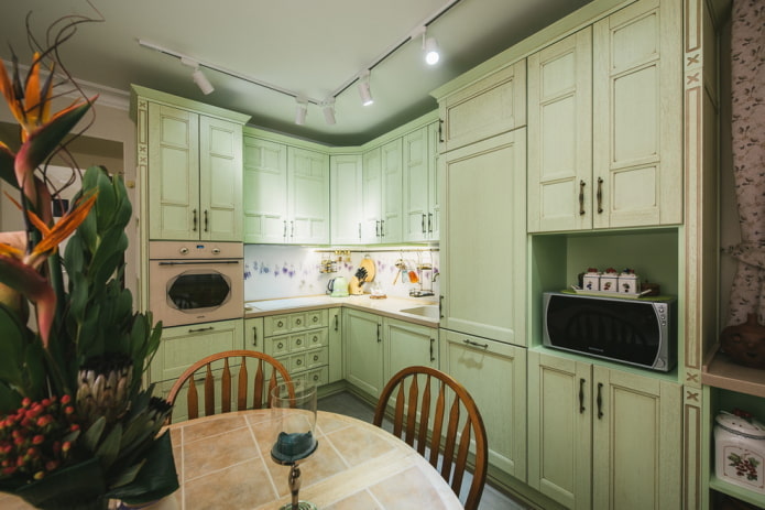 diseño de cocina en tonos verde pálido