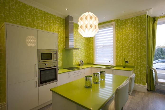 Iluminación y decoración en el interior de la cocina en tonos verdes
