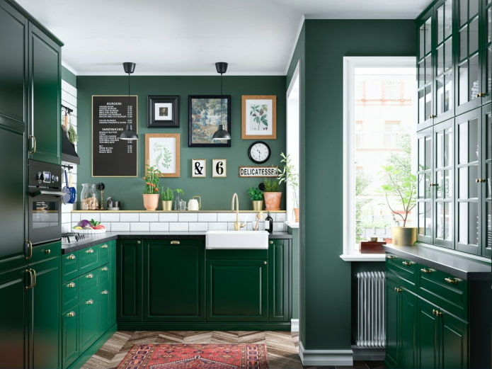 Iluminación y decoración en el interior de la cocina en tonos verdes