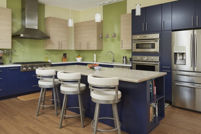 diseño de cocina en tonos azul verdosos