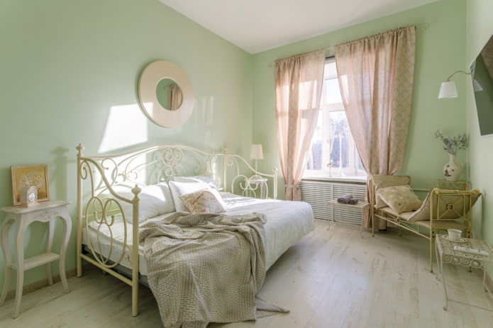cortinas en el interior del dormitorio en tonos verdes