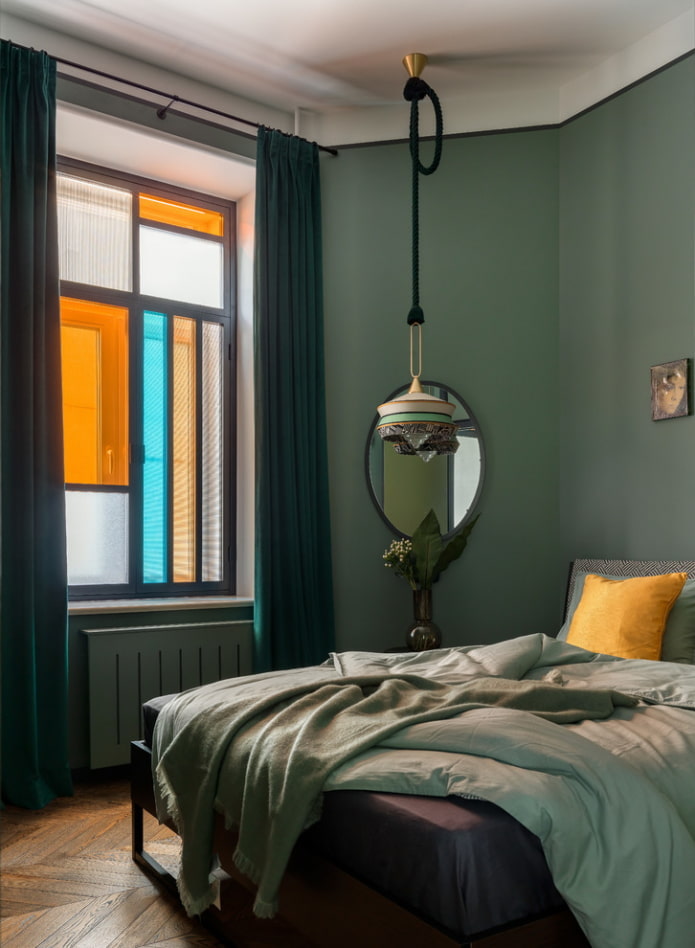 Iluminación en el interior del dormitorio en tonos verdes