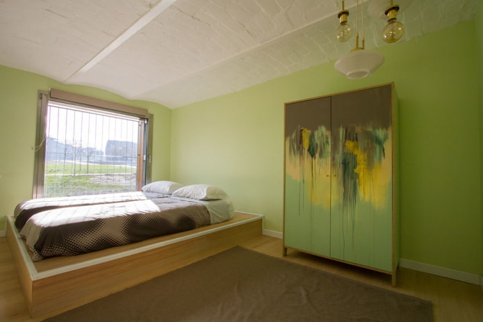 Muebles en el interior del dormitorio en tonos verdes