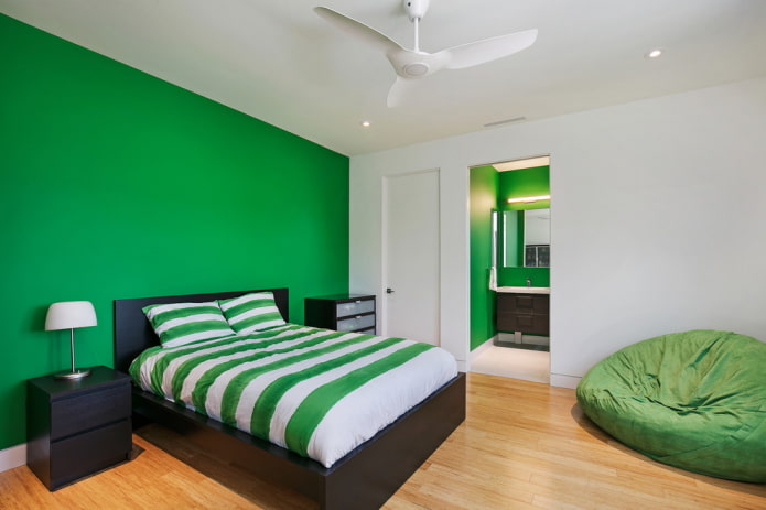 Muebles en el interior del dormitorio en tonos verdes