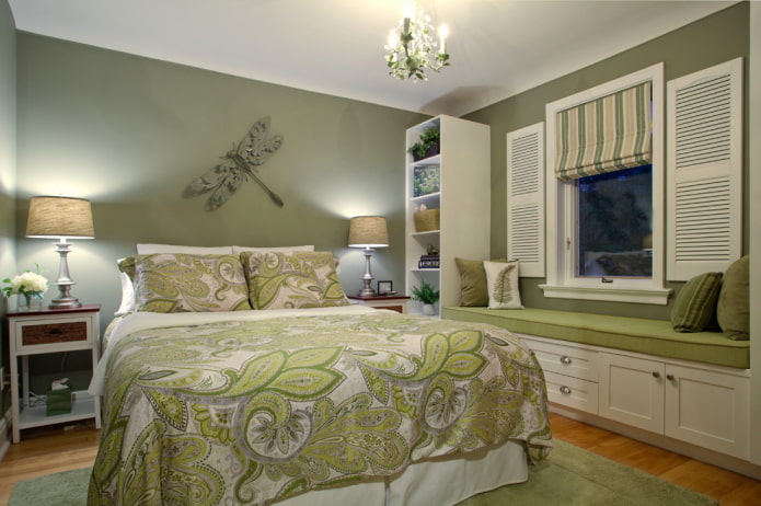 Muebles en el interior del dormitorio en tonos verdes