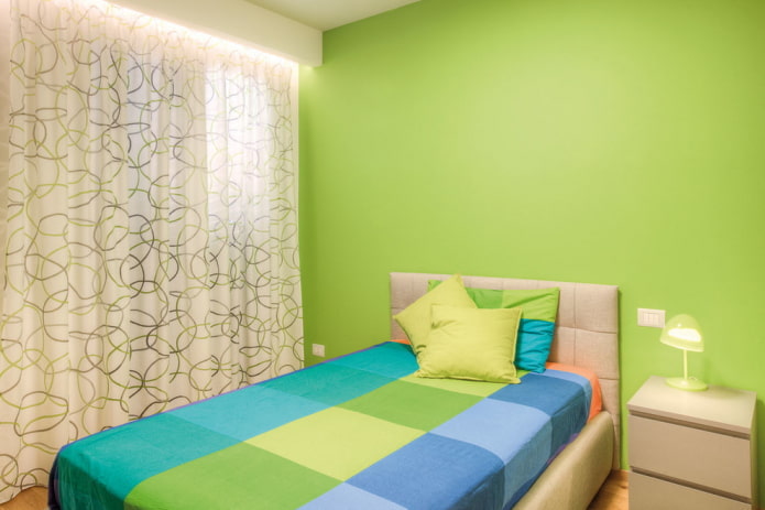 cortinas en el interior del dormitorio en tonos verdes