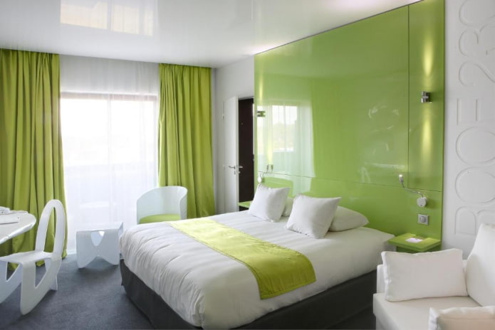 combinación de colores en el interior del dormitorio en tonos verdes