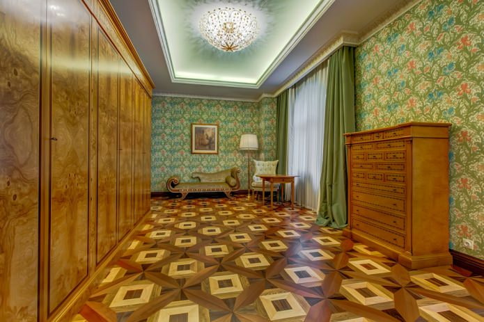 Papel pintado con estampado de colores en un interior clásico