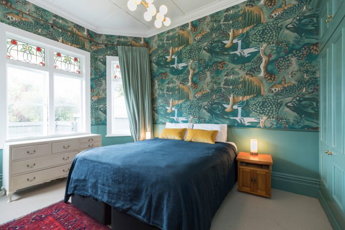 papel pintado verde con un patrón en el dormitorio