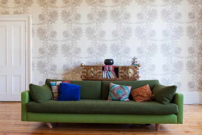 sofá con tapicería de tela verde en el interior