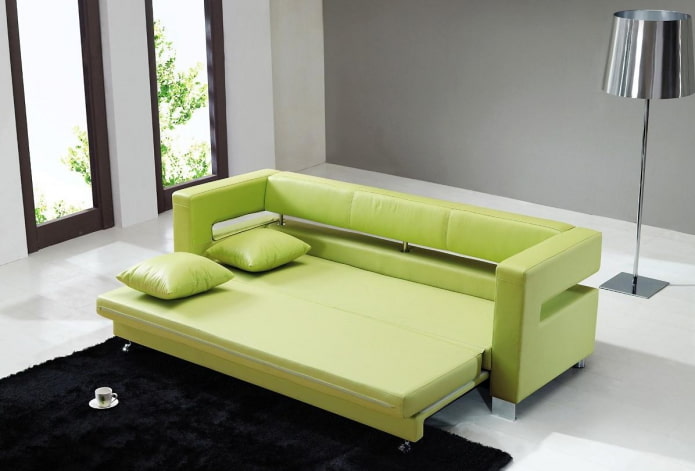 Sofá desplegable verde en el interior