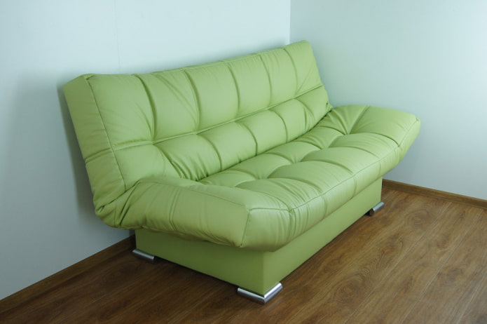 sofá verde clic-clac en el interior