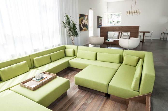 sofá modular verde en el interior