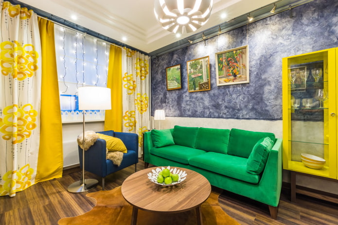 sofa verde en el interior de la sala de estar