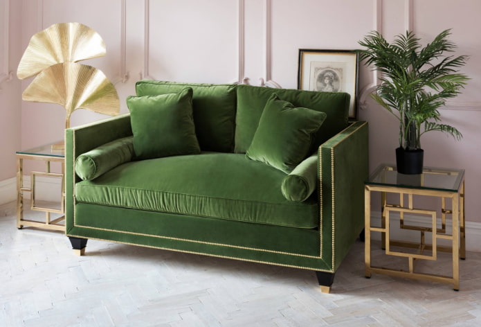 Sofá verde pequeño en el interior