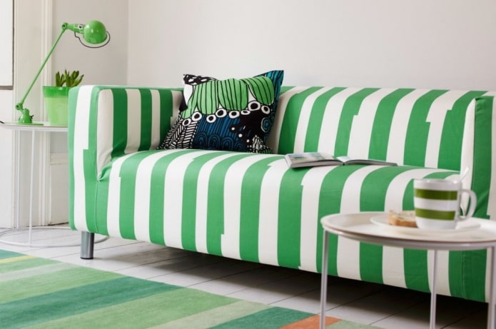 sofá con tapizado de rayas verdes en el interior