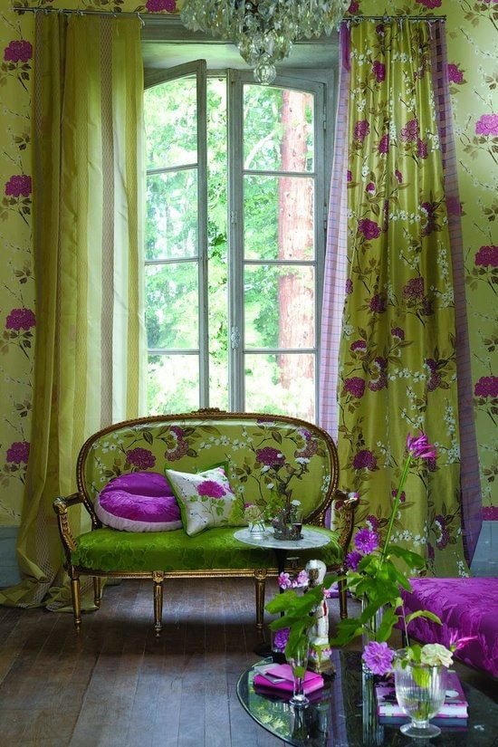 sofá con tapizado verde con flores en el interior