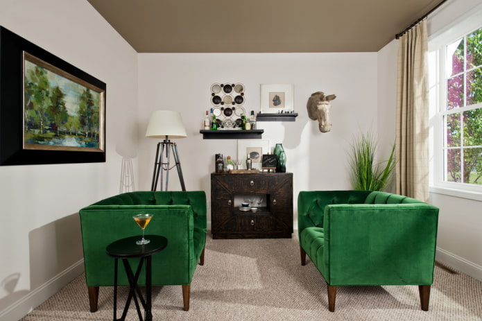 sofás verdes con patas en el interior