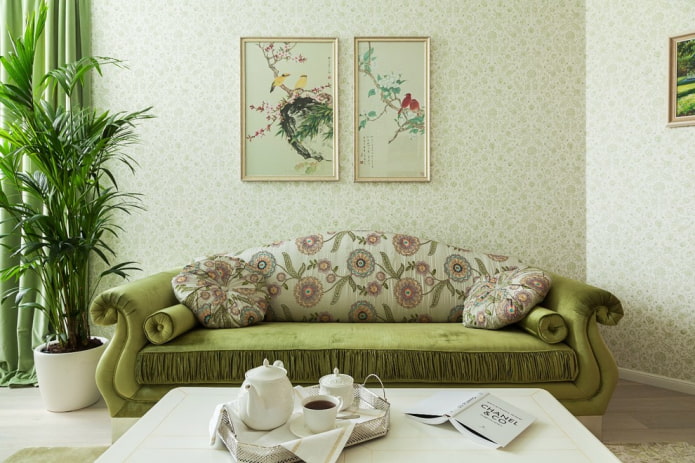 sofá con tapicería verde con flores en el interior