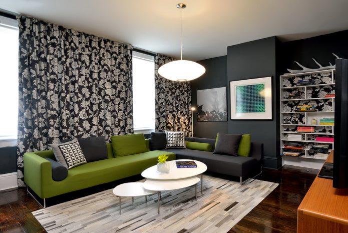 sofá negro y verde en el interior