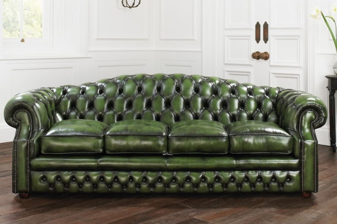 Sofá con tapicería de tela verde en el interior