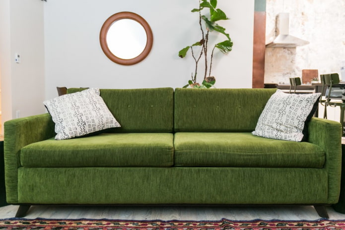 sofá con tapicería de tela verde en el interior