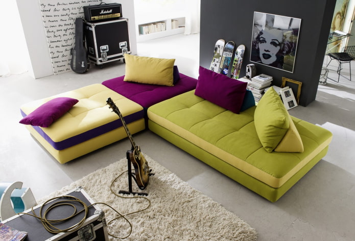 sofá morado y verde en el interior