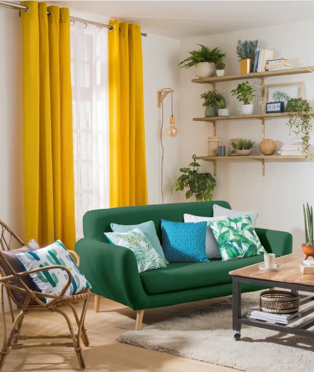 Sofá verde con cortinas
