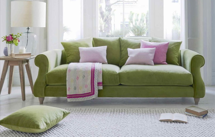 sofá verde con cojines