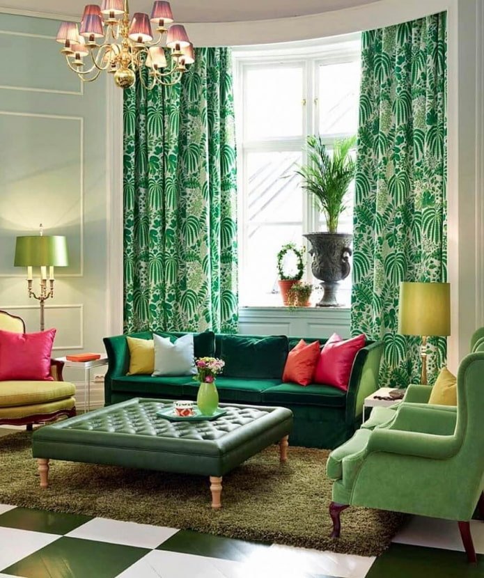 Sofá verde con cortinas