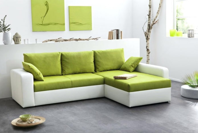 sofá blanco y verde en el interior
