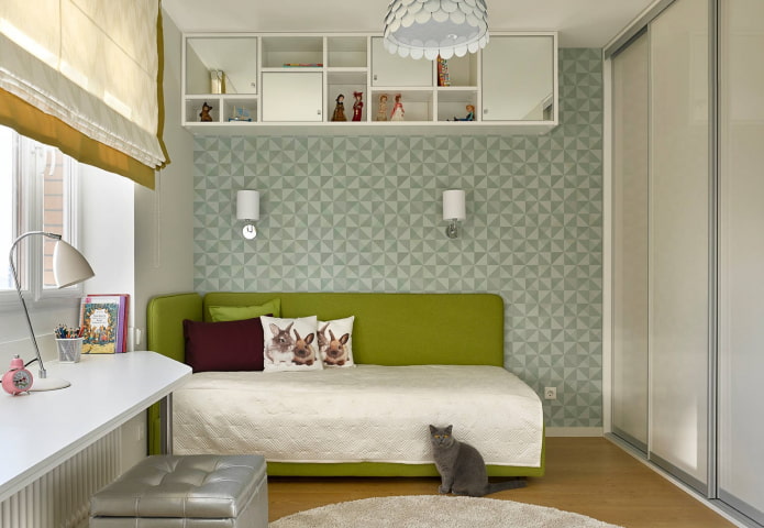 otomana verde en el interior de una habitación infantil