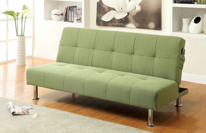 sofá plegable verde en el interior