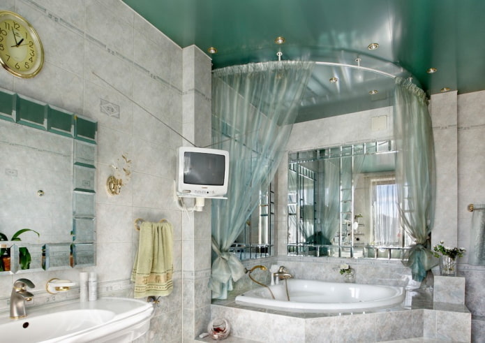 Techo tensado verde en el baño