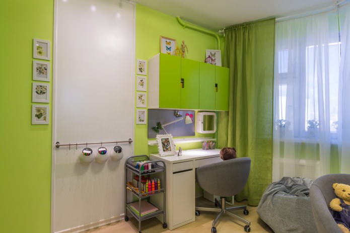 paredes verdes en la habitación infantil