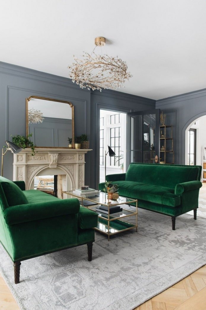 sofá verde en una habitación gris