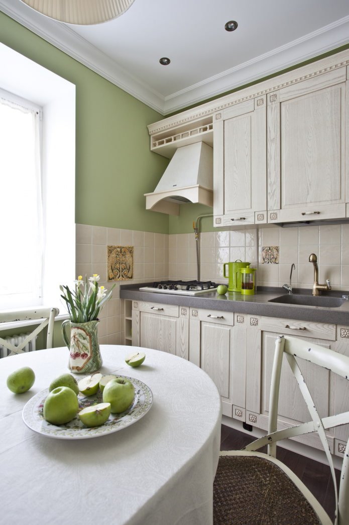 Cocina verde de estilo clásico
