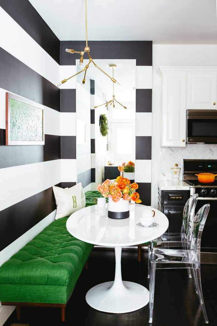 Cocina en blanco y negro con verde