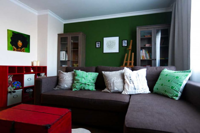 Verde con rojo en el interior